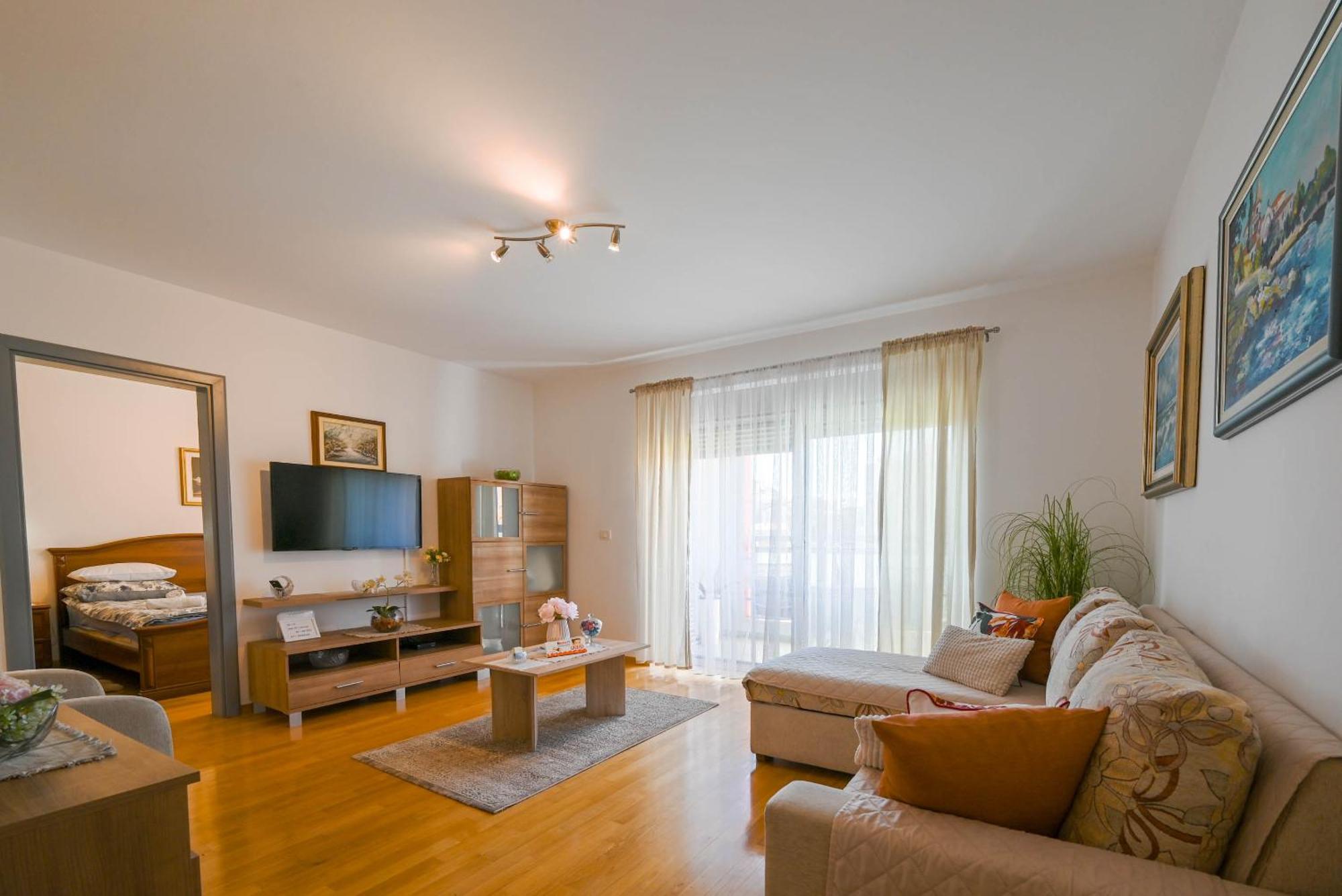 Apartment Emma ロヴィニ エクステリア 写真